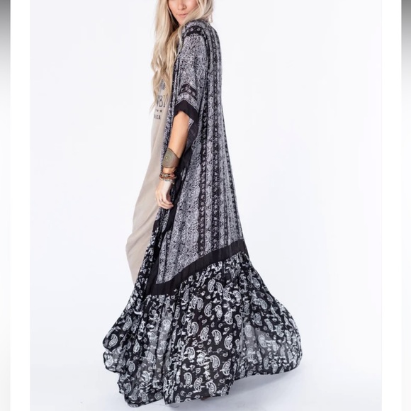 Black Maxi Free Flow Paisley Duster Kimono - Picture 2 of 4